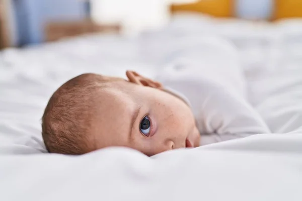 Bedårande Baby Avslappnad Liggande Sängen Sovrummet — Stockfoto