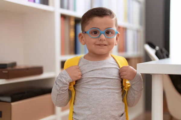 可敬的 可敬的他惊慌失措的孩子微笑着 自信地站在图书馆学校 — 图库照片