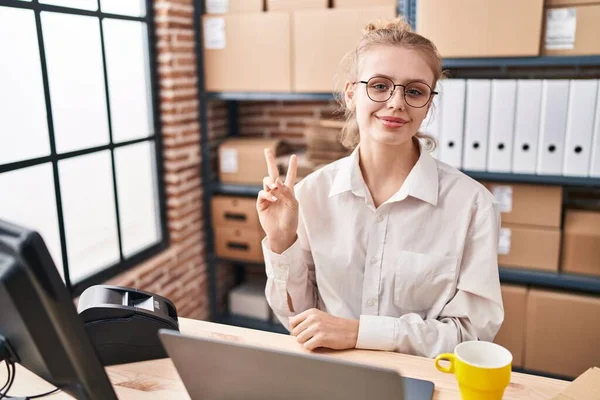 Young Caucasian Woman Working Small Business Ecommerce Using Laptop Smiling — Stock Photo, Image