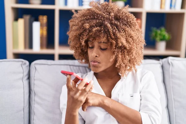 Africano Americano Mulher Usando Smartphone Com Expressão Séria Casa — Fotografia de Stock