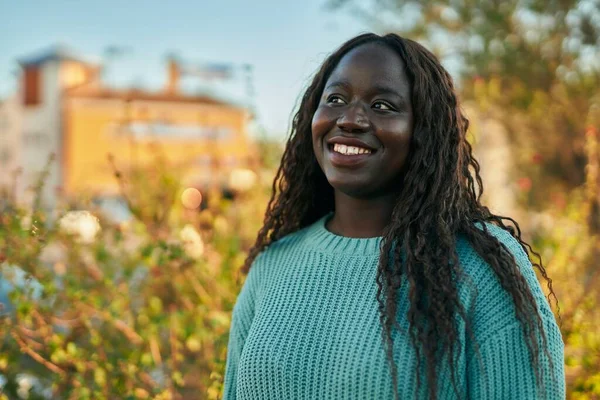 Ung Afrikansk Kvinna Ler Glad Parken — Stockfoto