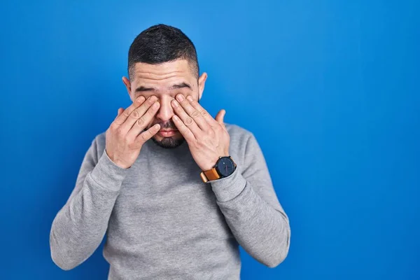 Hispanic Man Standing Blue Background Rubbing Eyes Fatigue Headache Sleepy — Fotografia de Stock