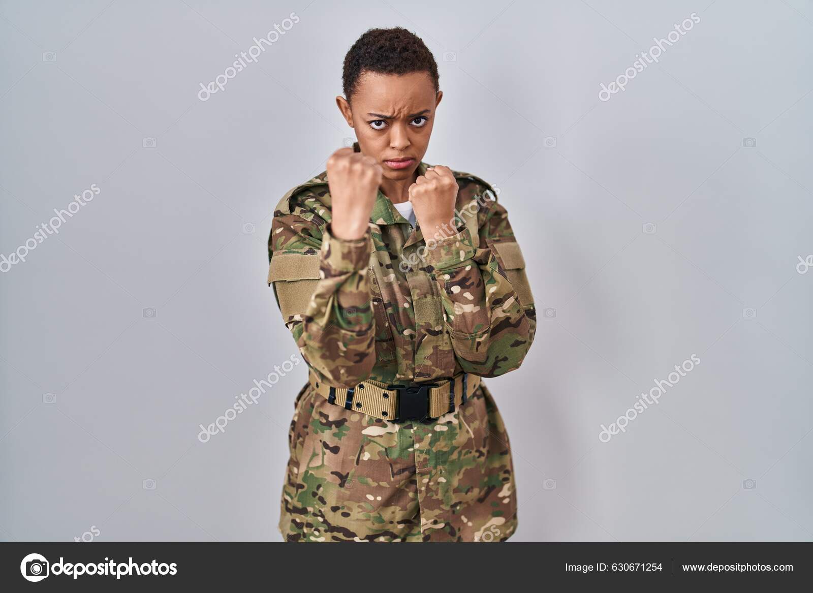 Mulher Afro Americana Bonita Vestindo Uniforme Ex rcito Camuflagem