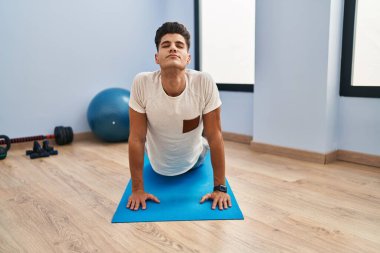 Genç İspanyol adam spor merkezinde geriniyor.