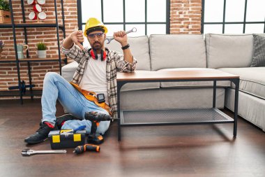 Sakallı, sinirli yüzüyle hareket servisi üzerinde çalışan genç, ispanyol sakallı bir adam. Negatif işaretler, reddedilme kavramından hoşlanmadığını gösteriyor. 