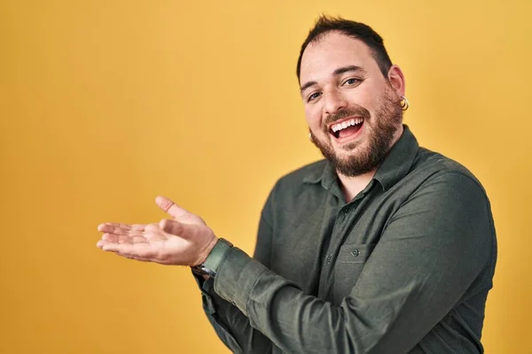 Size Hispanic Man Beard Standing Yellow Background Pointing Aside Hands — Stockfoto