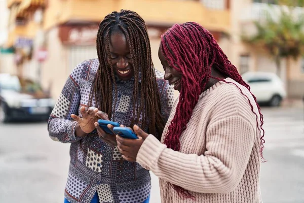 African American Women Friends Smiling Confident Using Smartphone Street — Stok fotoğraf