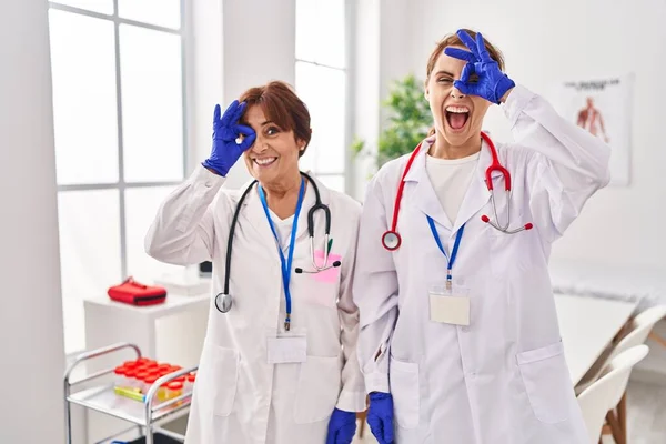Dos Mujeres Vistiendo Uniforme Médico Estetoscopio Sonriendo Feliz Haciendo Signo — Foto de Stock