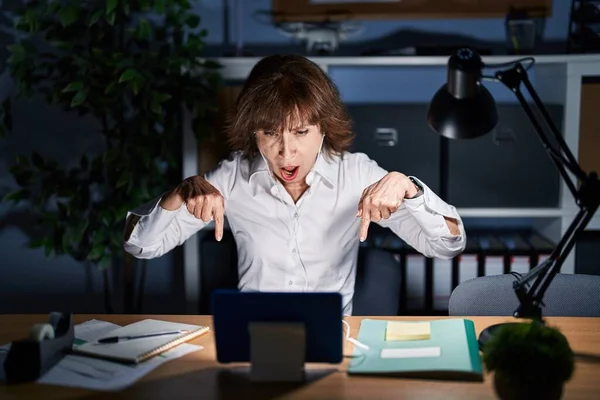 Middle Age Woman Working Office Night Pointing Fingers Showing Advertisement — 스톡 사진