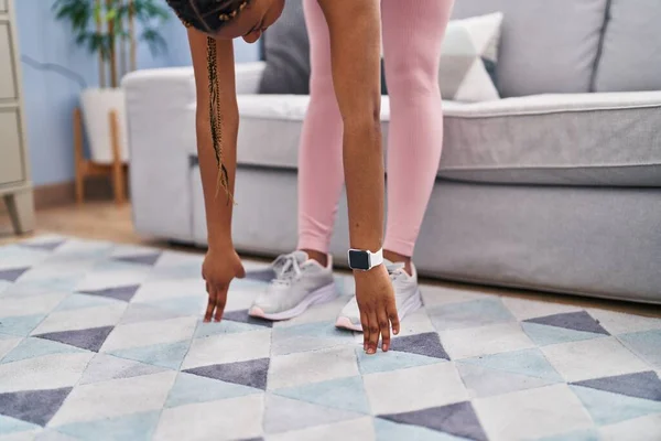 Afro American Femeie Stretching Picioare Domiciliu — Fotografie, imagine de stoc