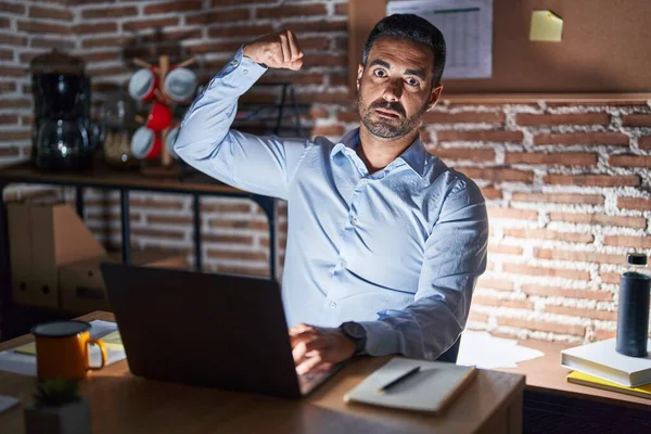 Hispanic Man Beard Working Office Night Strong Person Showing Arm — Fotografia de Stock