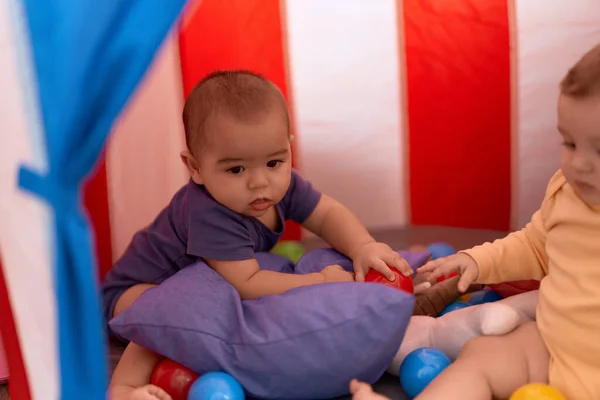 Zwei Kleinkinder Spielen Mit Bällen Zirkuszelt — Stockfoto