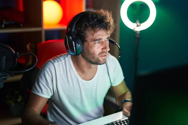 Junger Hispanischer Männerstreamer Spielt Videospiel Mit Computer Musikstudio — Stockfoto