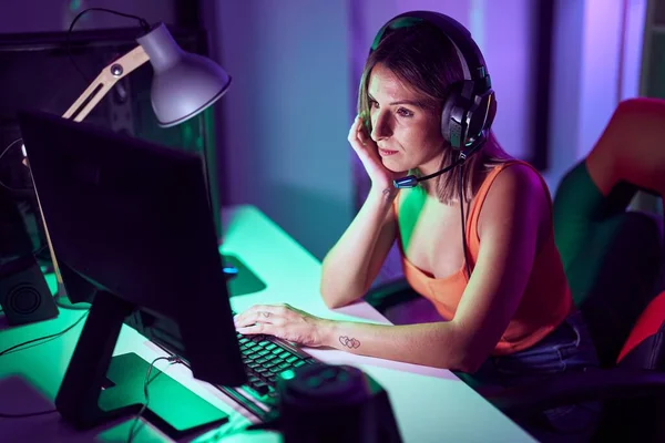 Genç Güzel Spanyol Kadın Oyun Odasında Bilgisayar Kullanarak Strese Girdi — Stok fotoğraf