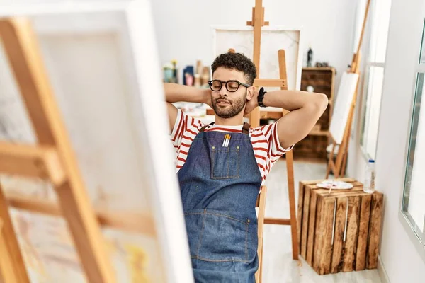 Młody Artysta Arabski Człowiek Zrelaksowany Rękami Głowie Studio Sztuki — Zdjęcie stockowe