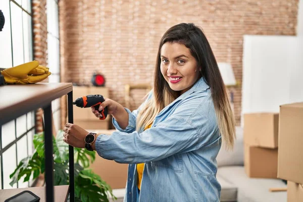 Young Beautiful Size Woman Smiling Confident Repairing Shelving New Home — Fotografia de Stock