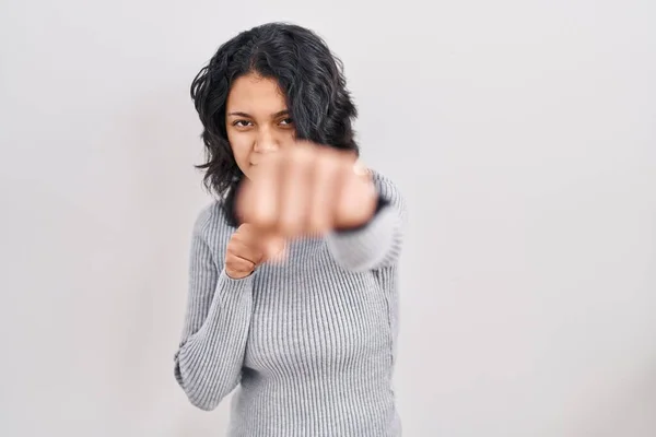 Hispanic Woman Dark Hair Standing Isolated Background Punching Fist Fight — Stock Photo, Image