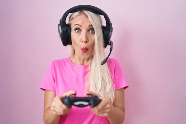 Caucasian Woman Playing Video Game Holding Controller Shock Face Looking — ストック写真