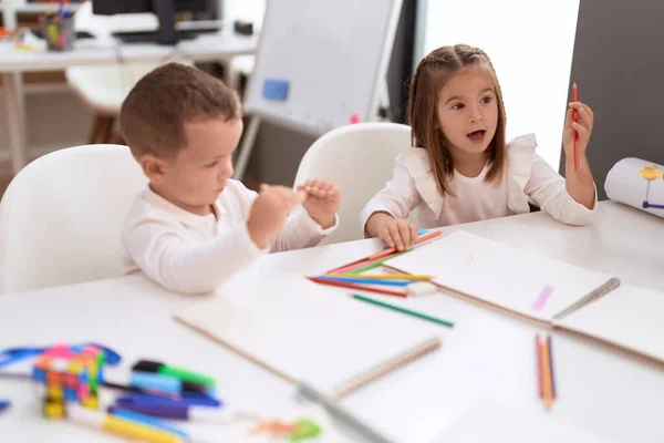 Очаровательная Девочка Мальчик Рисуют Блокноте Сидя Столе Детском Саду — стоковое фото