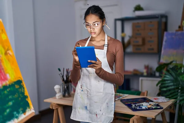 Young African American Woman Artist Using Touchpad Art Studio — Zdjęcie stockowe