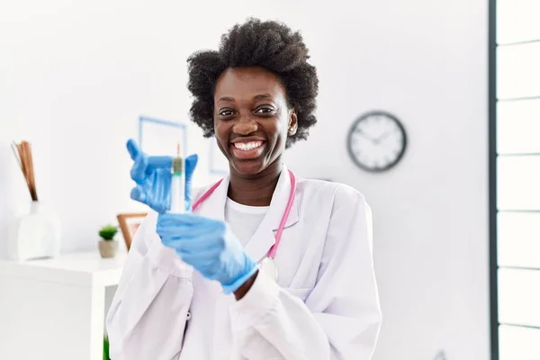 Young African American Woman Wearing Doctor Uniform Holding Syringe Clinic — Photo