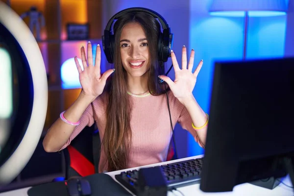 Молода Іспаномовна Жінка Грає Відеоігри Показуючи Пальцями Номером Десять Посміхаючись — стокове фото