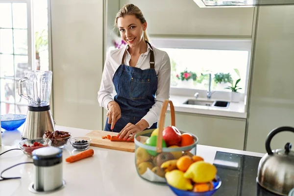 Junge Blonde Frau Lächelt Selbstbewusst Und Schneidet Zuckerbrot Der Küche — Stockfoto
