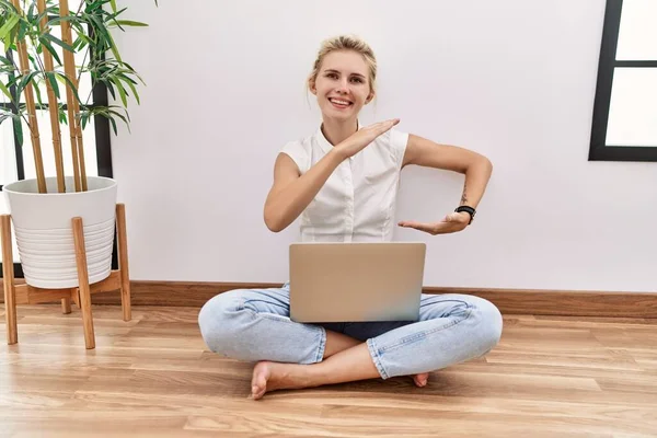 Sarışın Genç Bir Kadın Oturma Odasında Dizüstü Bilgisayar Kullanıyor Elleriyle — Stok fotoğraf
