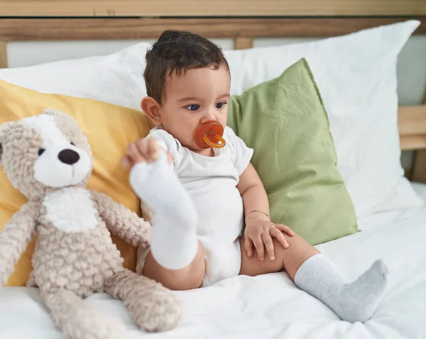 Sevimli Spanyol Bebek Emzirici Yatak Odasında Oturuyor — Stok fotoğraf