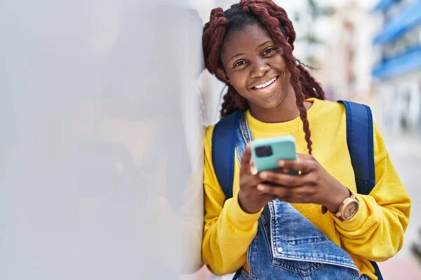 Africano Americano Mulher Estudante Sorrindo Confiante Usando Smartphone Rua — Fotografia de Stock