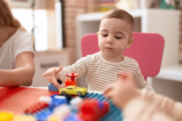 Adorable Bambin Jouant Avec Jouet Voiture Assis Sur Table Maternelle — Photo