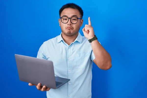 Chinese Young Man Using Computer Laptop Pointing Looking Sad Upset — Stok fotoğraf