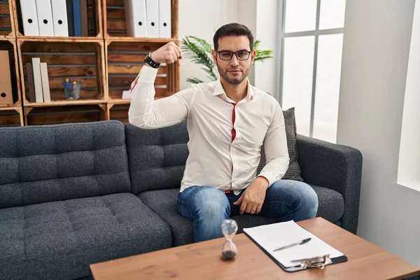 Young Hispanic Man Beard Working Consultation Office Strong Person Showing — Fotografia de Stock