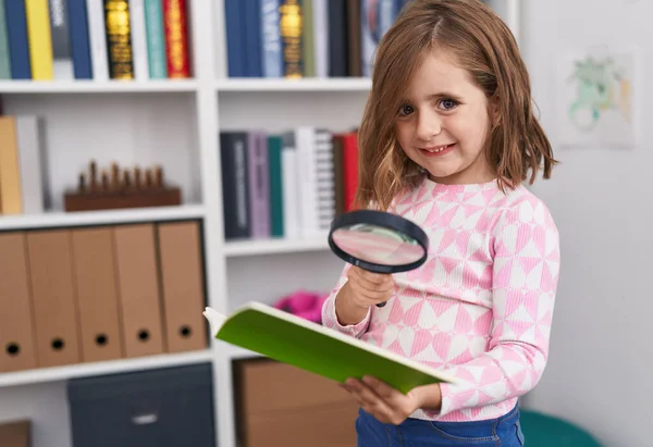 Imádnivaló Spanyol Lány Diák Olvasás Könyvet Nagyító Segítségével Könyvtár Iskolában — Stock Fotó