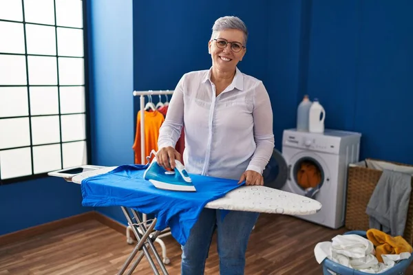 Frau Mittleren Alters Lächelt Selbstbewusst Beim Bügeln Der Waschküche — Stockfoto