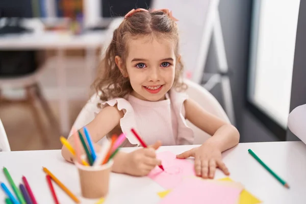 Schattige Blanke Meisje Student Zittend Tafel Tekenen Papier Klas — Stockfoto