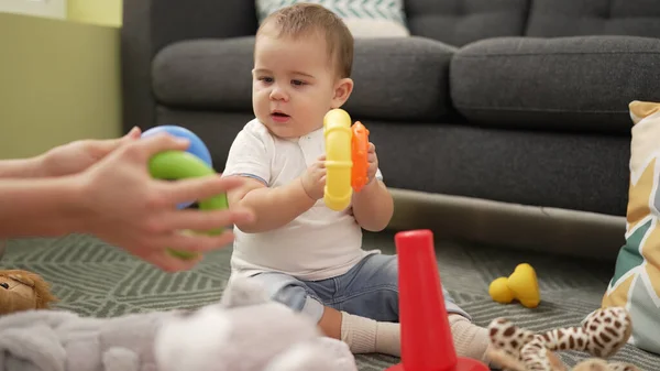 Evde Yerde Plastik Halkalarla Oynayan Sevimli Çocuk — Stok fotoğraf