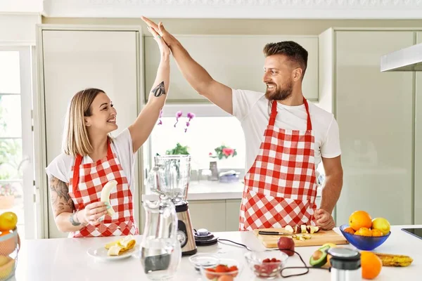 Jovem Casal Alta Cinco Com Mãos Levantadas Fazendo Smoothie Cozinha — Fotografia de Stock