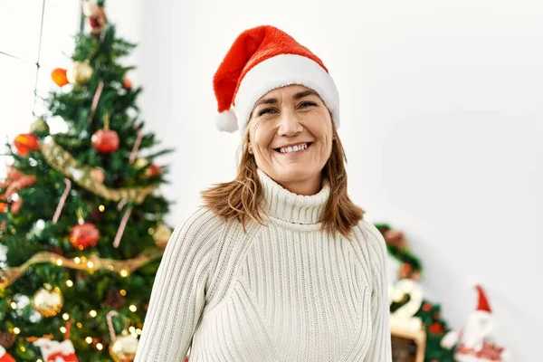 Mulher Caucasiana Meia Idade Sorrindo Confiante Junto Árvore Natal Casa — Fotografia de Stock
