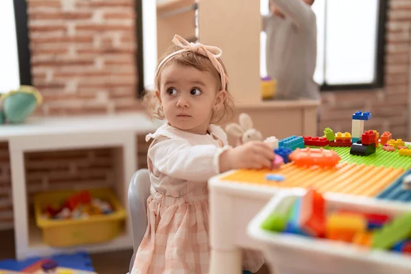 Liebenswertes Kaukasisches Mädchen Spielt Mit Bauklötzen Die Kindergarten Stehen — Stockfoto
