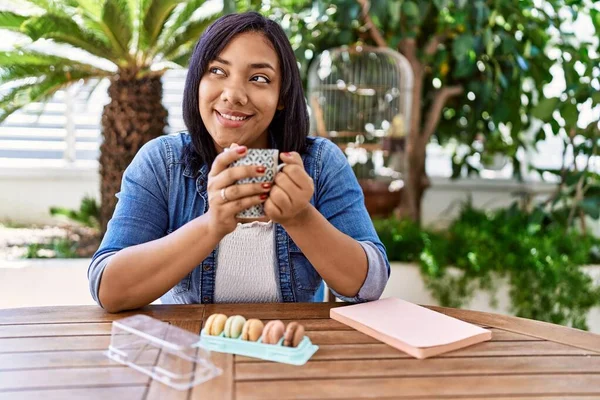 Hispanic Brunette Woman Sitting Drinking Coffee Terrace — Zdjęcie stockowe