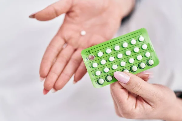 Joven Mujer Caucásica Sosteniendo Píldoras Anticonceptivas Dormitorio — Foto de Stock