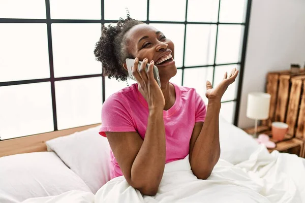 Mujer Afroamericana Hablando Smartphone Sentada Cama Dormitorio — Foto de Stock