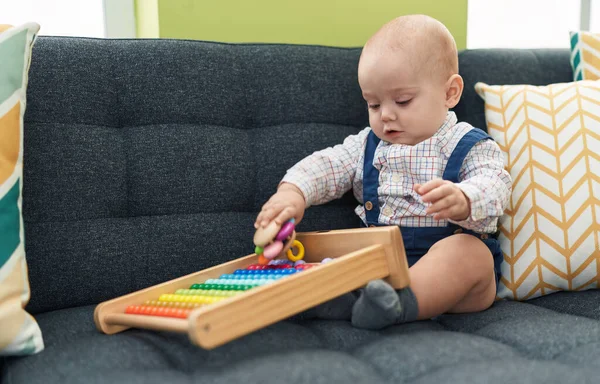 Bedårande Kaukasiska Baby Leka Med Abacus Sitter Soffan Hemma — Stockfoto