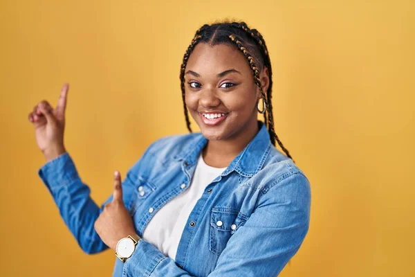 Afro Amerikaanse Vrouw Met Vlechten Staan Gele Achtergrond Glimlachen Kijken — Stockfoto