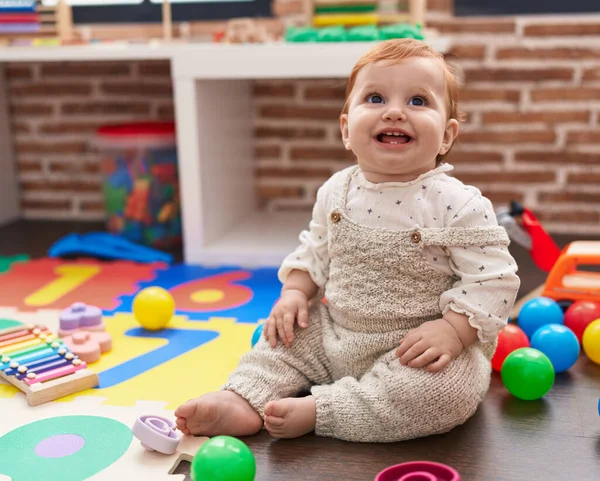 Förtjusande Rödhåriga Småbarn Som Leker Med Bollar Sittande Golvet Dagis — Stockfoto