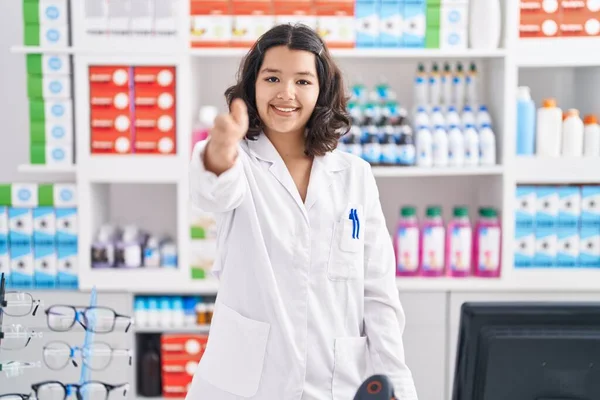 Joven Farmacéutica Sonriendo Con Confianza Estrechan Mano Farmacia — Foto de Stock