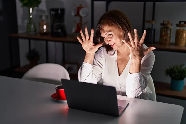 Latynoska Kobieta Średnim Wieku Używająca Laptopa Domu Nocy Pokazując Wskazując — Zdjęcie stockowe