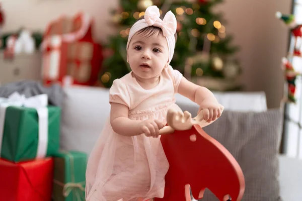 Schattige Peuter Spelen Rockende Rendieren Door Kerstboom Thuis — Stockfoto