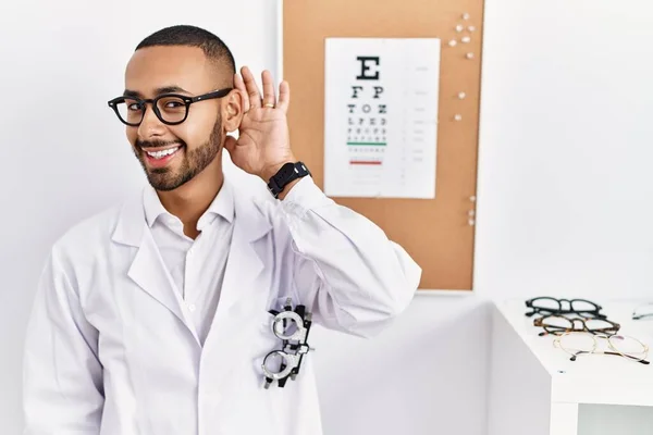 African American Optician Man Standing Eyesight Test Smiling Hand Ear — Stockfoto